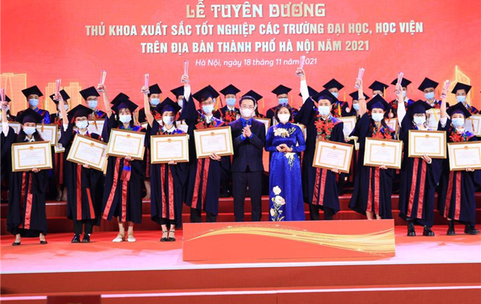 Thành phố Hà Nội tổ chức lễ tuyên dương thủ khoa xuất sắc năm 2022 vào ngày 18-11