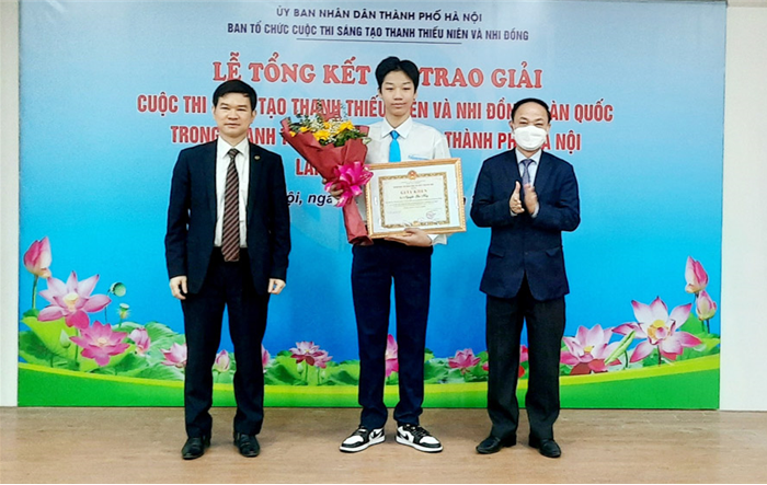 Chủ tịch UBND thành phố khen thưởng nhiều tập thể, cá nhân trong cuộc thi sáng tạo thanh, thiếu niên và nhi đồng