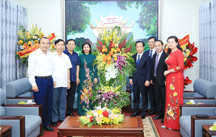 Phó Bí thư Thường trực Thành ủy Nguyễn Thị Tuyến chúc mừng Ngành Giáo dục và Đào tạo Thủ đô