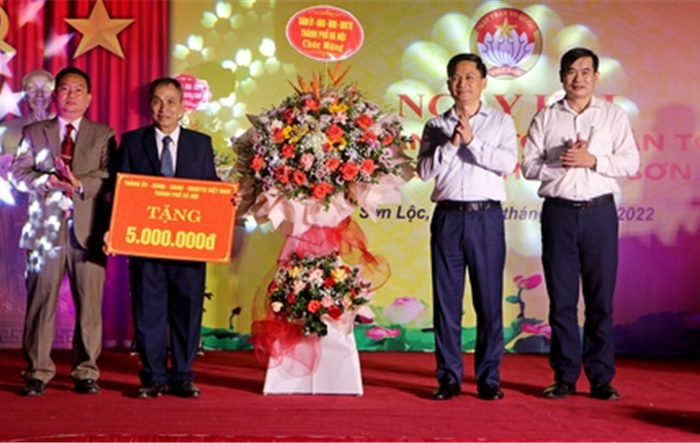 Tiếp tục chăm lo giúp đỡ các gia đình có hoàn cảnh khó khăn, xây dựng tổ dân phố đoàn kết, phát triển