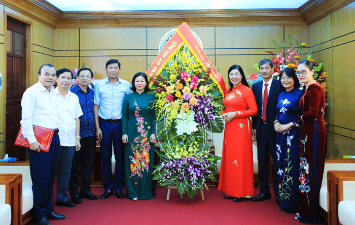 Phó Bí thư Thường trực Thành ủy Nguyễn Thị Tuyến thăm, chúc mừng Ủy ban MTTQ Việt Nam thành phố