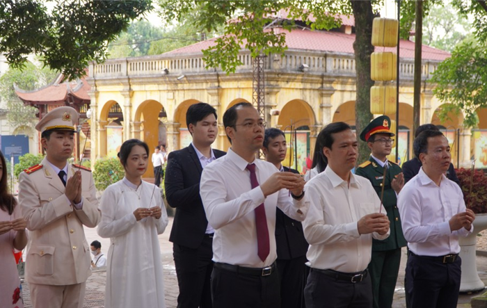 98 thủ khoa xuất sắc của thành phố Hà Nội dâng hương báo công tại Hoàng thành Thăng Long