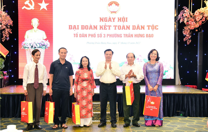 Bí thư Thành ủy Đinh Tiến Dũng dự Ngày hội Đại đoàn kết tại quận Hoàn Kiếm