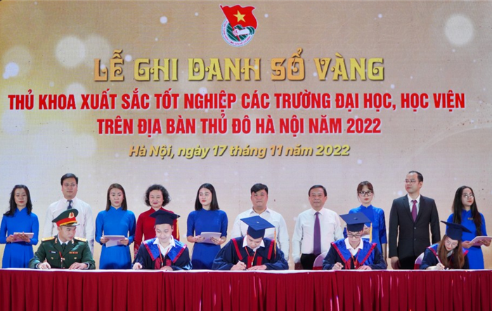 Lễ ghi danh sổ vàng 98 thủ khoa xuất sắc tốt nghiệp các trường đại học, học viện trên địa bàn thành phố