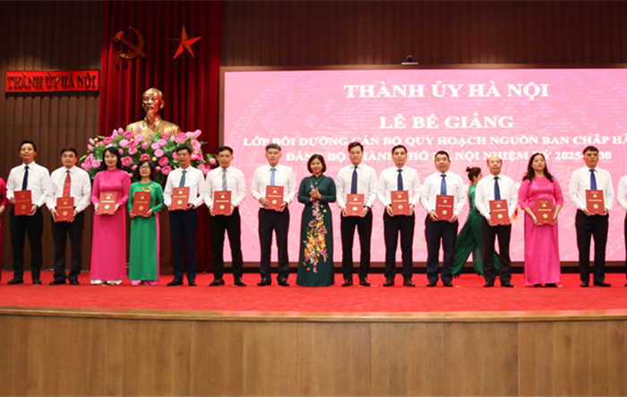 Bế giảng lớp bồi dưỡng cán bộ quy hoạch nguồn Ban Chấp hành Đảng bộ thành phố nhiệm kỳ 2025-2030