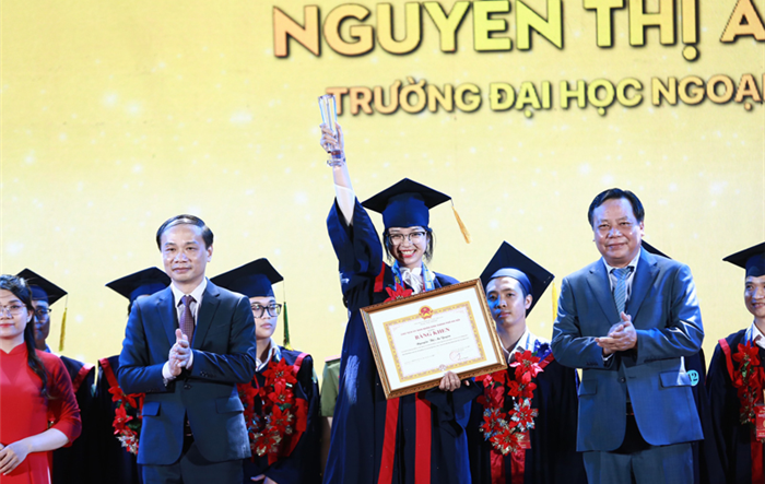 Vinh danh 98 thủ khoa xuất sắc của các trường Đại học 