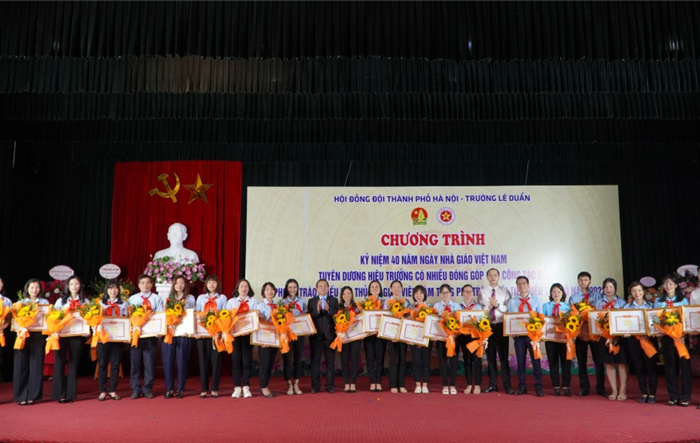 Tuyên dương các thầy cô Hiệu trưởng, giáo viên làm Tổng Phụ trách Đội tiêu biểu của Thủ đô năm 2022