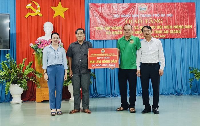 Hội Nông dân thành phố Hà Nội trao đổi kinh nghiệm công tác xây dựng Quỹ HTND, tặng quà cho nông dân An Giang