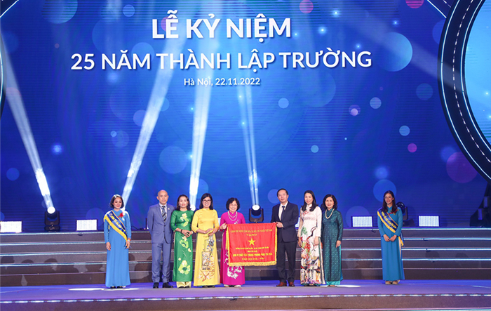 Trường Tiểu học Đoàn Thị Điểm Hà Nội đón Cờ thi đua của Chính phủ