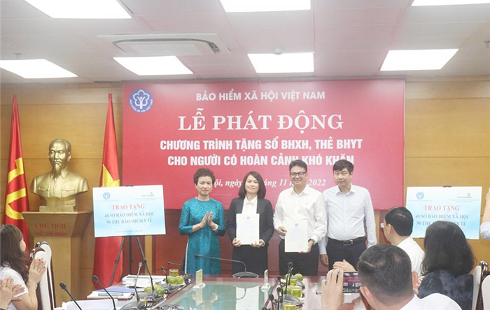 Phát động chương trình tặng sổ Bảo hiểm xã hội, thẻ Bảo hiểm y tế cho người có hoàn cảnh khó khăn