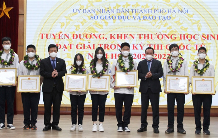 Bộ trưởng Bộ Giáo dục và Đào tạo tặng Bằng khen 7 học sinh Hà Nội tham gia Cuộc thi Sáng tạo khoa học kỹ thuật quốc tế tại Mỹ năm 2022