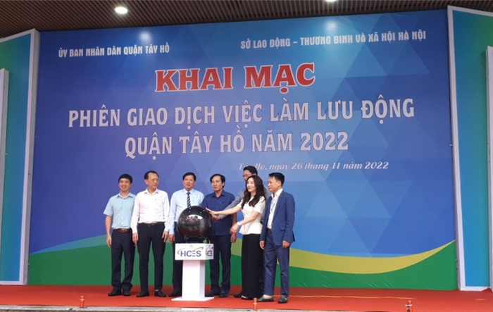 Khai mạc phiên giao dịch việc làm lưu động tại quận Tây Hồ