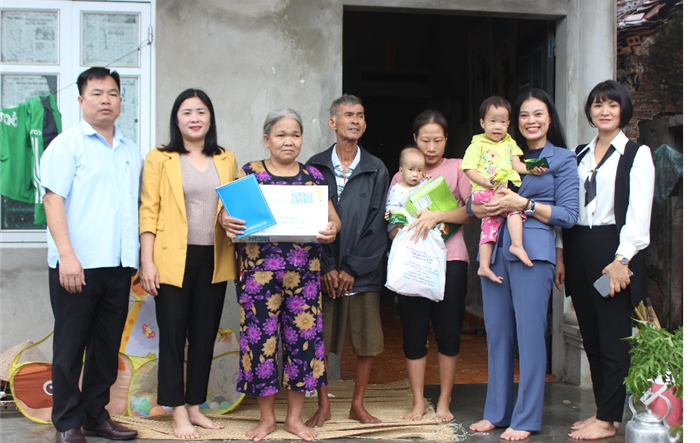 Giám đốc Sở Lao động – Thương binh và Xã hội Hà Nội thăm, tặng quà trẻ em có hoàn cảnh khó khăn