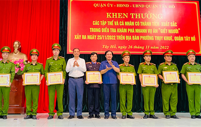 Khen thưởng các tập thể, cá nhân có thành tích xuất sắc trong điều tra khám phá nhanh vụ án trên địa bàn phường Thụy Khuê, quận Tây Hồ