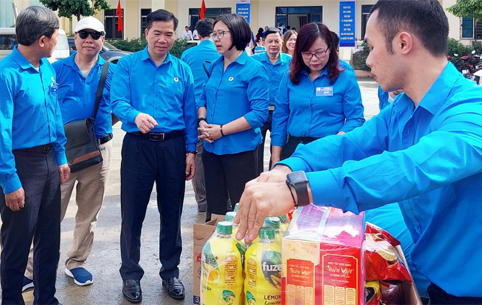 Xe ''Siêu thị đoàn viên công đoàn'' đến với người lao động xa trung tâm Thủ đô