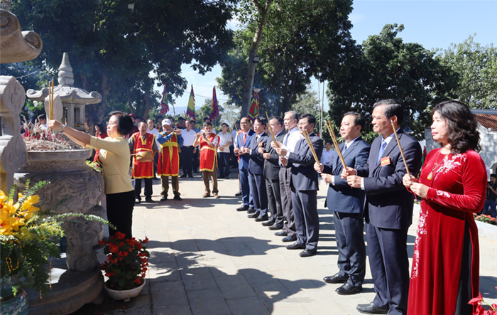 Dâng hương tưởng niệm ngày hóa của Đức Thánh Tản Viên Sơn