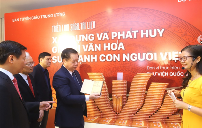 Khai mạc triển lãm sách tài liệu ''Xây dựng và phát huy giá trị văn hóa, sức mạnh con người Việt Nam''
