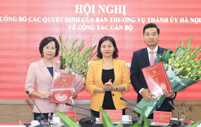 Phó Bí thư Thường trực Thành ủy Nguyễn Thị Tuyến trao các quyết định về công tác cán bộ