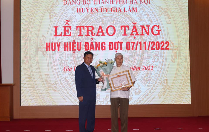 Trưởng Ban Tổ chức Thành uỷ Hà Nội trao tặng Huy hiệu Đảng cho đảng viên tại huyện Gia Lâm 