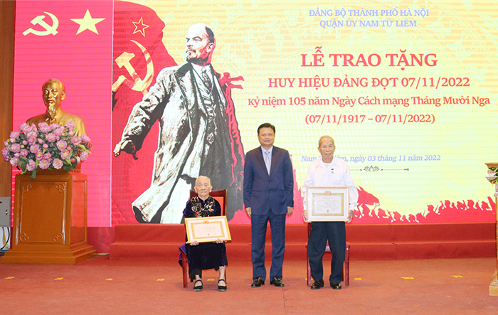 Trưởng ban Tổ chức Thành ủy Vũ Đức Bảo trao Huy hiệu Đảng tại quận Nam Từ Liêm