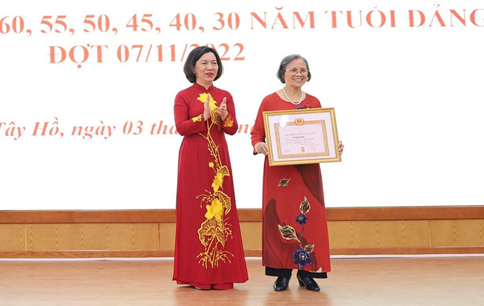 Quận uỷ Tây Hồ tổ chức Lễ trao tặng Huy hiệu Đảng đợt 7-11