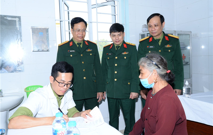 Bộ Tư lệnh Thủ đô khám bệnh, tư vấn sức khỏe, cấp thuốc cho 250 đối tượng chính sách xã Khánh Thượng, huyện Ba Vì
