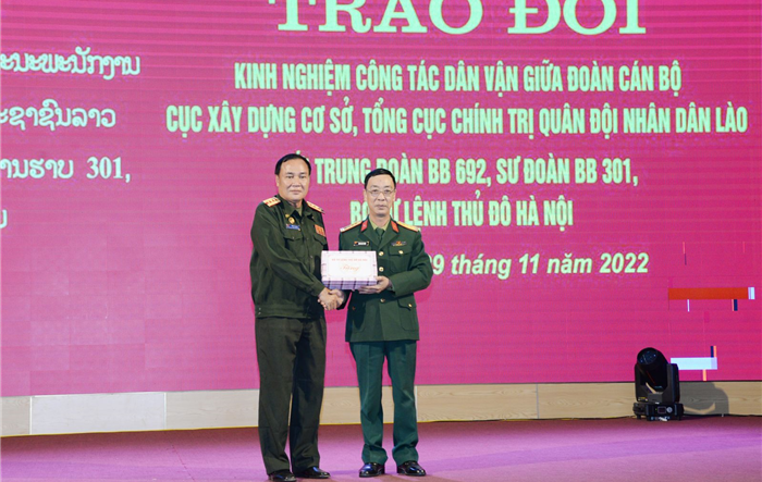 Đoàn Cán bộ Cục Xây dựng cơ sở (Lào) trao đổi kinh nghiệm về công tác dân vận với Trung đoàn 692, Sư đoàn Bộ Binh 301