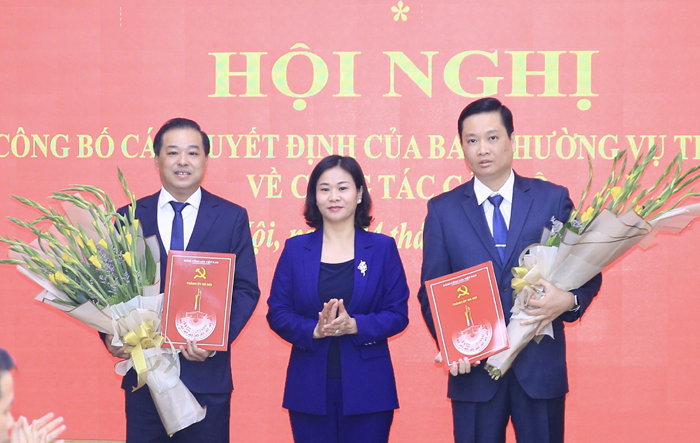 Phó Bí thư Thường trực Thành ủy Nguyễn Thị Tuyến trao Quyết định về công tác cán bộ 