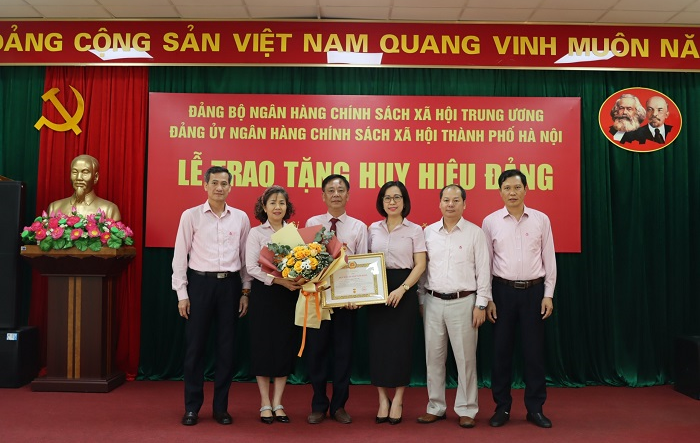 Đản uỷ Ngân hàng Chính sách xã hội thành phố Hà Nội tổ chức lễ trao tặng Huy hiệu Đảng