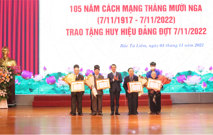 Chủ nhiệm Uỷ ban Kiểm tra Thành uỷ trao Huy hiệu Đảng tại quận Bắc Từ Liêm