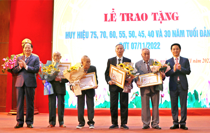 Thị ủy Sơn Tây tổ chức Lễ trao tặng Huy hiệu Đảng dịp 7-11 cho 124 đảng viên