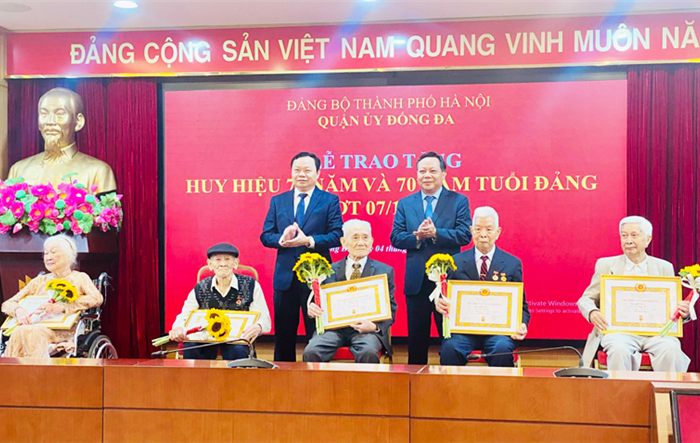 Phó Bí thư Thành ủy Hà Nội Nguyễn Văn Phong trao tặng Huy hiệu Đảng tại quận Đống Đa