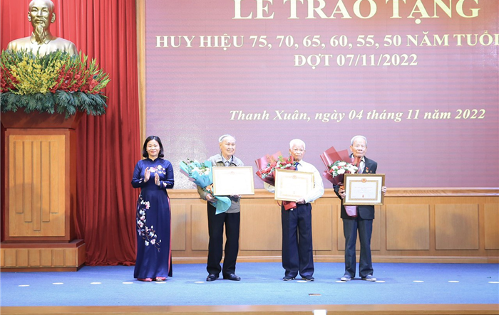 Phó Bí thư Thường trực Thành ủy Nguyễn Thị Tuyến trao Huy hiệu Đảng tại quận Thanh Xuân