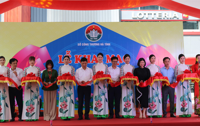 Khai mạc “Tuần lễ nông sản, sản phẩm OCOP, sản phẩm công nghiệp nông thôn tiêu biểu, làng nghề Hà Tĩnh tại Hà Nội”