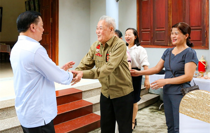 Thành ủy Hà Nội lãnh đạo tăng cường đối thoại, tiếp thu, xử lý các ý kiến đóng góp chính đáng của nhân dân, dựa vào nhân dân để xây dựng Thủ đô văn hiến, văn minh, hiện đại