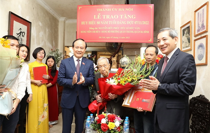 Chủ tịch HĐND thành phố Nguyễn Ngọc Tuấn trao Huy hiệu Đảng tại quận Ba Đình