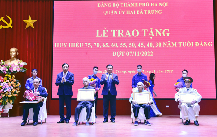  Lãnh đạo Thành ủy trao Huy hiệu Đảng tại quận Hai Bà Trưng