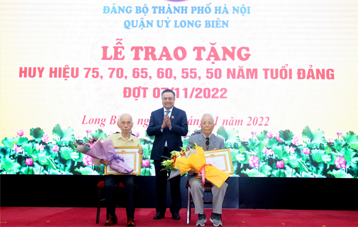 Chủ tịch UBND thành phố Trần Sỹ Thanh trao Huy hiệu Đảng tặng các đảng viên lão thành quận Long Biên