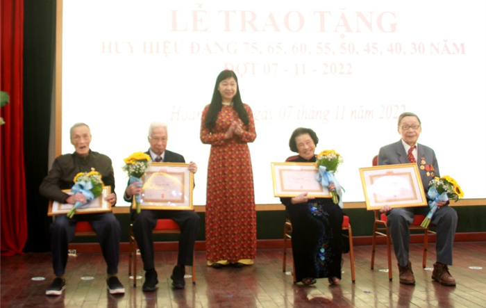 Chủ tịch Uỷ ban Mặt trận Tổ quốc Việt Nam thành phố trao Huy hiệu Đảng cho đảng viên lão thành quận Hoàn Kiếm