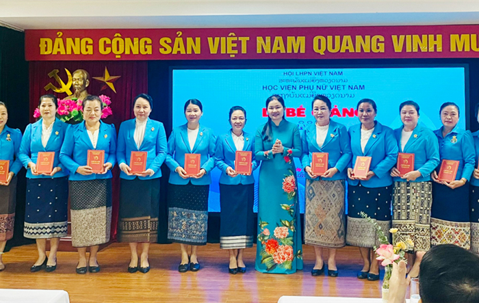 Bế giảng lớp bồi dưỡng công tác Hội cho 35 cán bộ phụ nữ nước bạn Lào