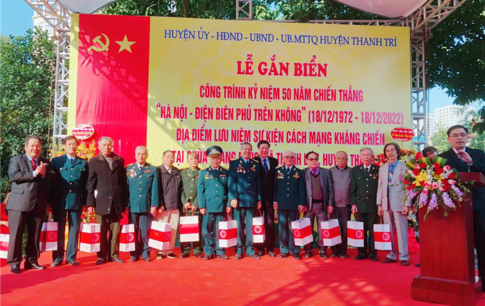 Huyện Thanh Trì gắn biển công trình kỷ niệm 50 năm Chiến thắng "Hà Nội - Điện Biên Phủ trên không"