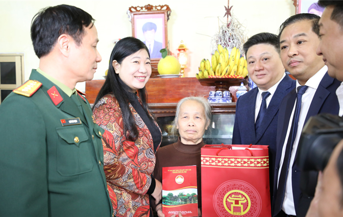 Lãnh đạo thành phố tặng quà cá nhân tiêu biểu, gia đình chính sách huyện Thanh Oai
