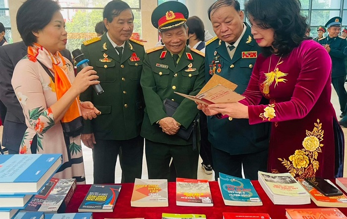 Trưng bày sách, báo ''Vang mãi bản hùng ca Hà Nội - Điện Biên Phủ trên không''