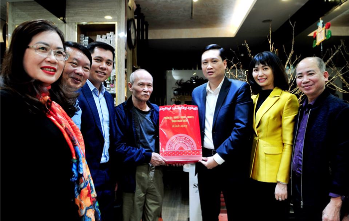 Lãnh đạo quận Hoàn Kiếm thăm, tặng quà các gia đình chính sách