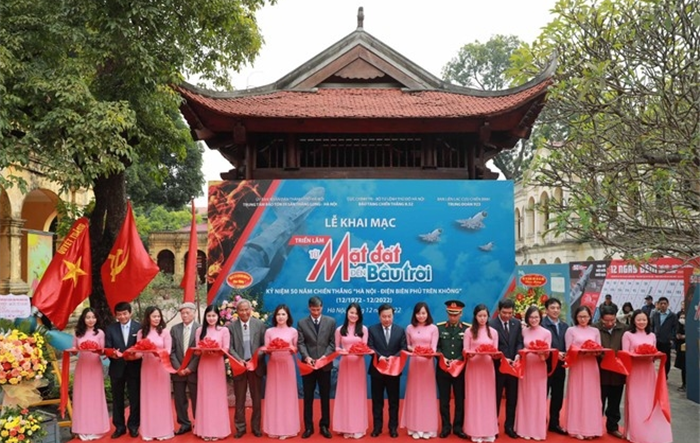 "Từ mặt đất đến bầu trời"
