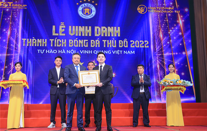 Thành phố Hà Nội vinh danh thành tích bóng đá Thủ đô 2022