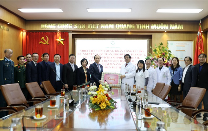 Chủ tịch HĐND thành phố Nguyễn Ngọc Tuấn thăm, tặng quà các đơn vị, cá nhân tiêu biểu