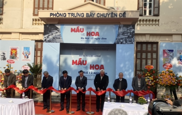 Khai mạc Trưng bày chuyên đề “Máu và hoa - Hà Nội 12 ngày đêm”