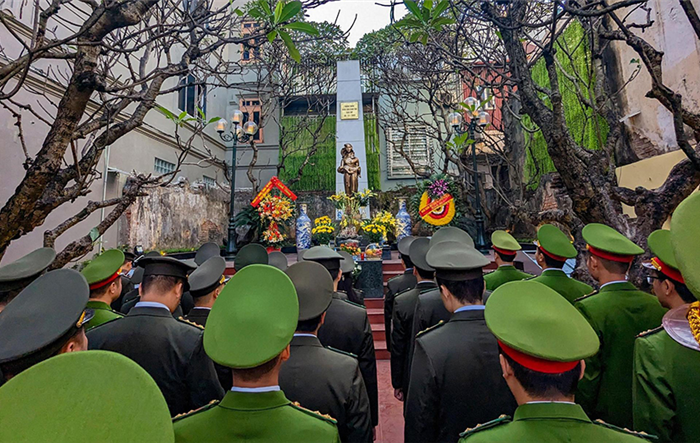 Thanh niên Công an Thủ đô dâng hương tại Đài tưởng niệm Khâm Thiên