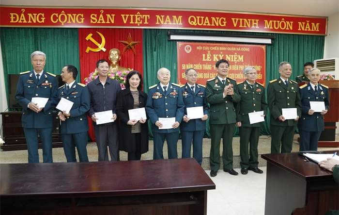 Quận Hà Đông gặp mặt, tặng quà cựu chiến binh tiêu biểu tham gia chiến đấu trong Chiến dịch “Hà Nội - Điện Biên Phủ trên không”